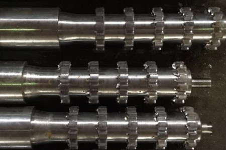 注塑機螺桿上的粘料如何去除？小編來支招！